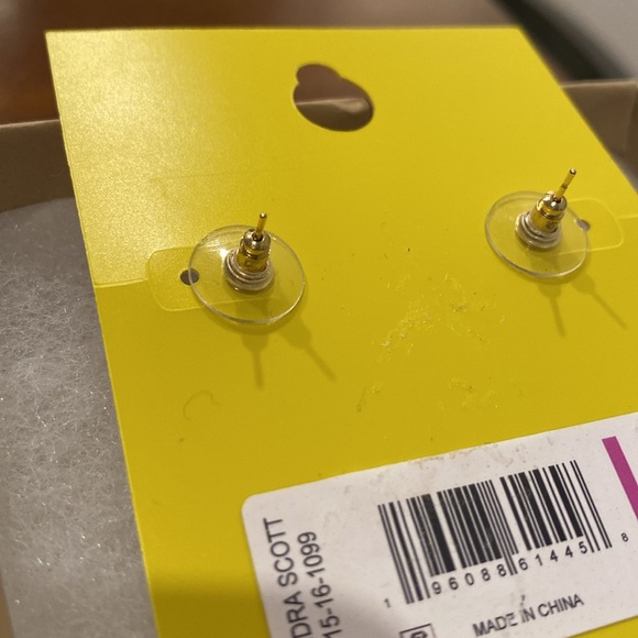 NWT [Kendra Scott] Paisleigh Gold Linear Geometric Dangle Vertical Bar Earrings - Picture 6 of 7